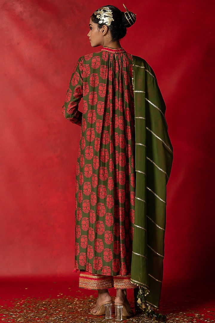 Olive Green Printed Kurta Set by Pooja & Keyur at Pernia's Pop Up Shop