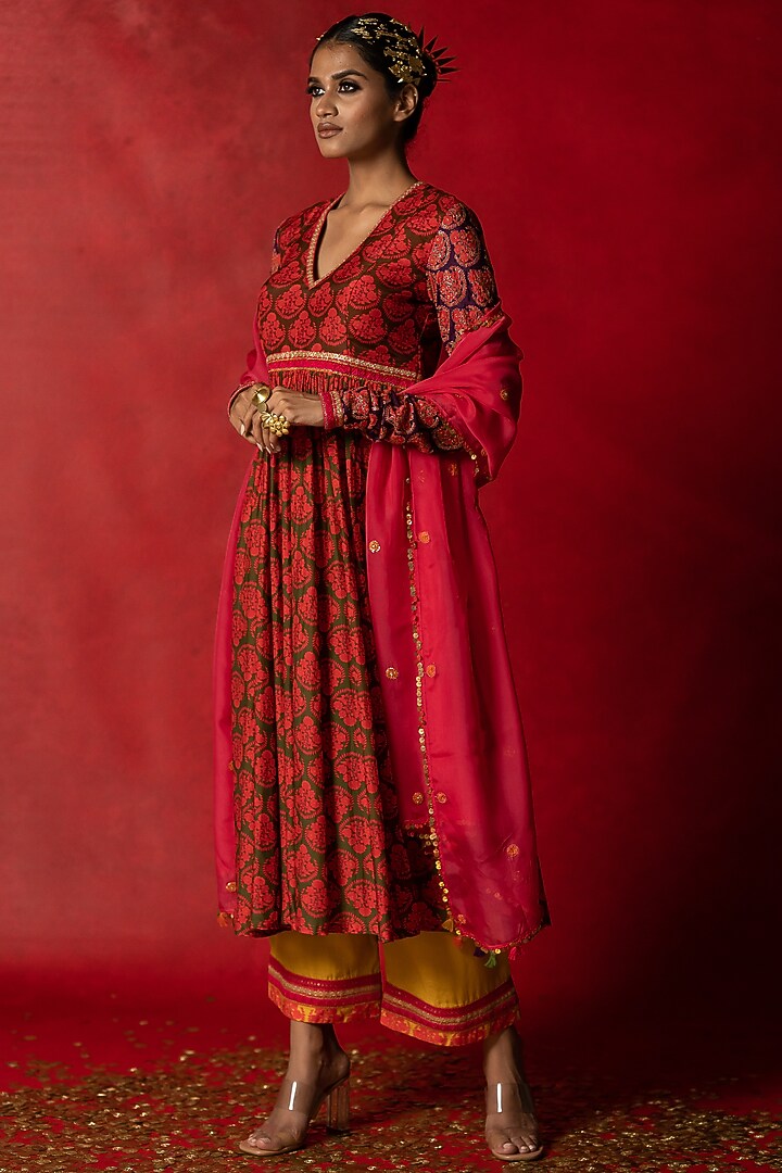Pink Organza Embroidered Dupatta by Pooja & Keyur at Pernia's Pop Up Shop