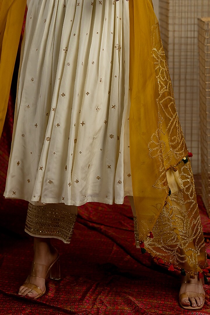 White Silk Aari Embroidered Wedding Anarkali Set by Pooja & Keyur at Pernia's Pop Up Shop