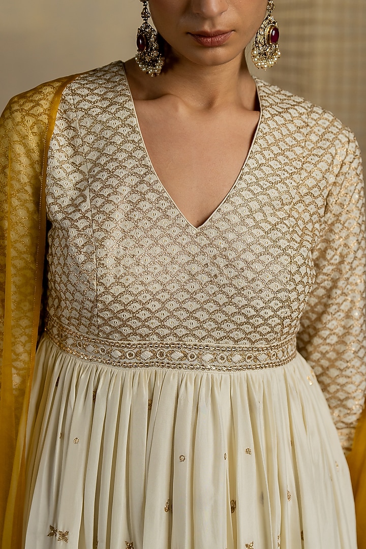 White Silk Aari Embroidered Wedding Anarkali Set by Pooja & Keyur at Pernia's Pop Up Shop