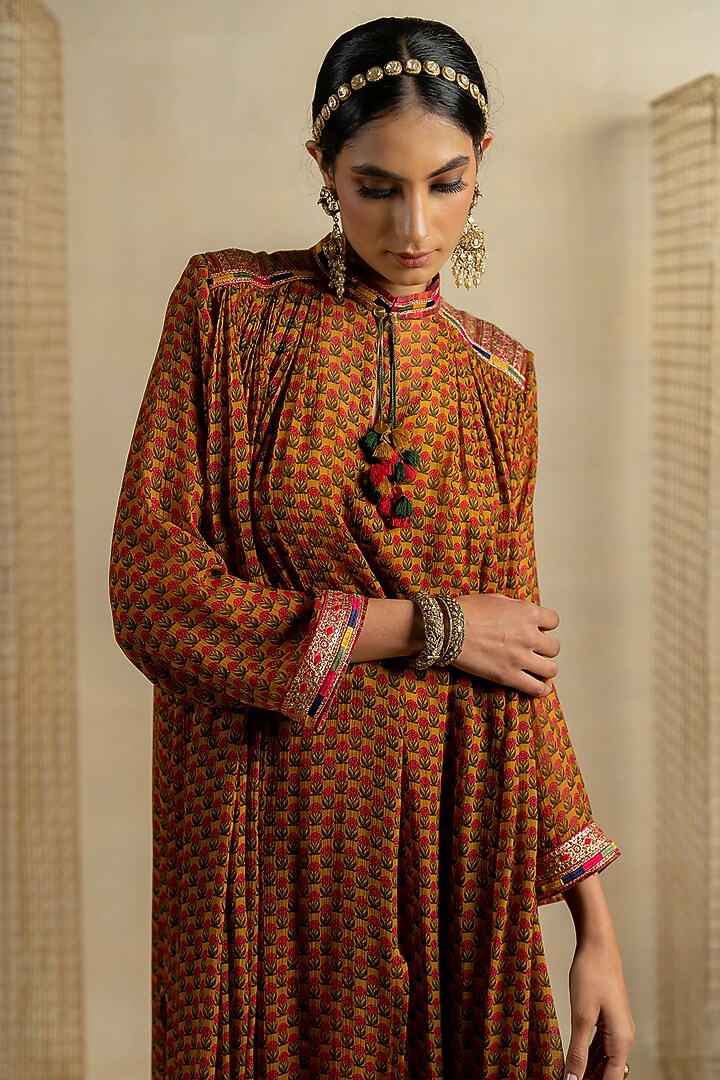 Beige Chiffon Aari Embroidered Kurta Set by Pooja & Keyur at Pernia's Pop Up Shop