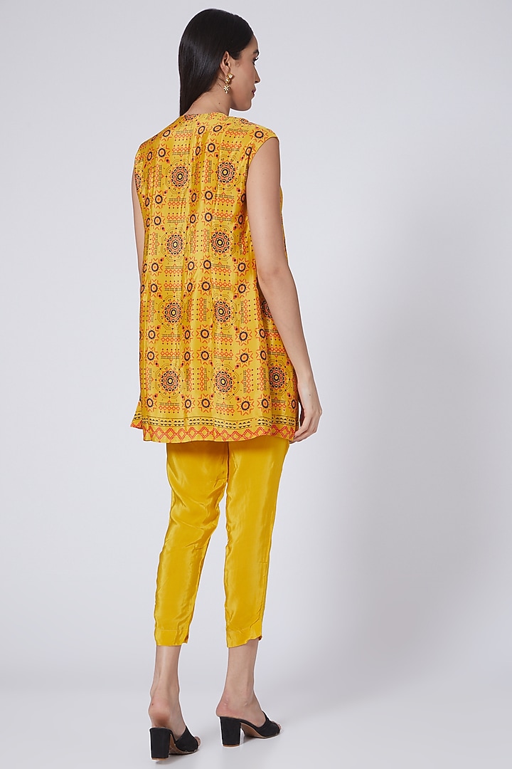 Yellow Printed Co-Ord Set by Pooja Bagaria at Pernia's Pop Up Shop