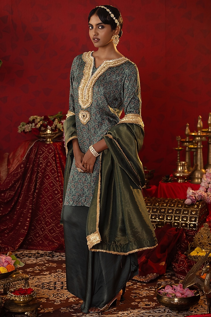 Emerald Green Natural Satin Linen Gota Work Kurta Set by Pooja Bagaria at Pernia's Pop Up Shop