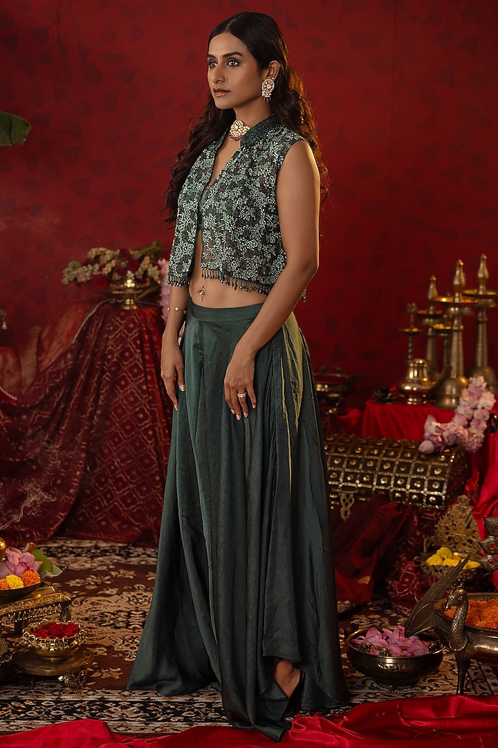 Emerald Green Natural Linen Zari Embellished Cropped Jacket Set by Pooja Bagaria at Pernia's Pop Up Shop