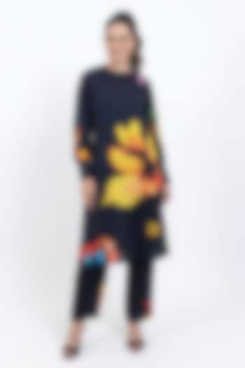 Black vegan Silk Printed Kurta Set by POP SUGAR at Pernia's Pop Up Shop