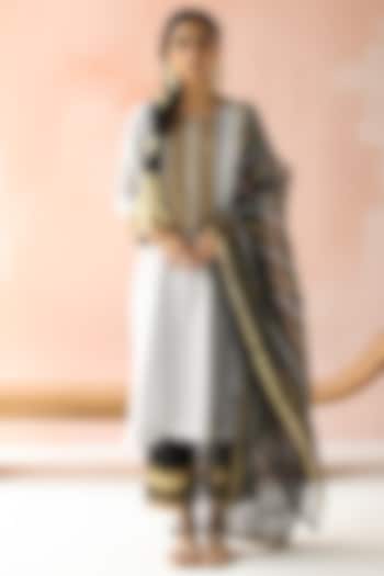 Light Grey Hand Embroidered Kurta Set by Pooja singhal at Pernia's Pop Up Shop