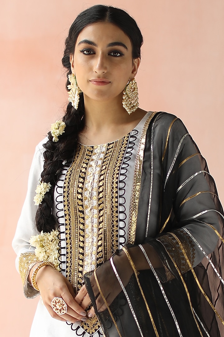 Light Grey Hand Embroidered Kurta Set by Pooja singhal at Pernia's Pop Up Shop