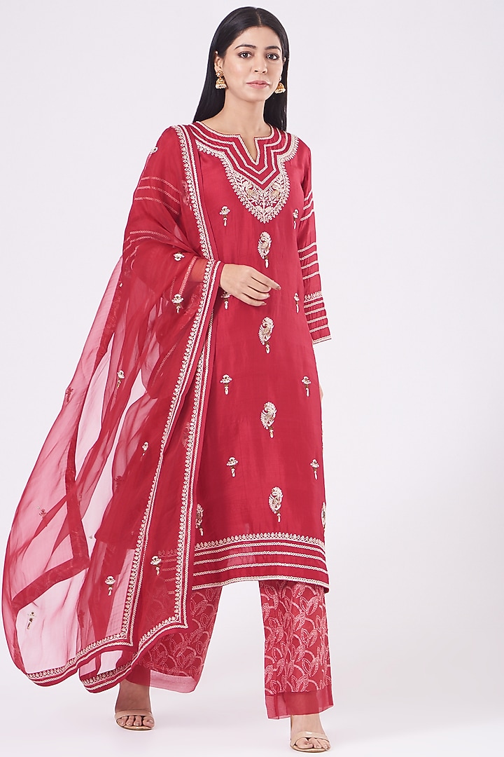 Red Embroidered Kurta Set by Pooja singhal at Pernia's Pop Up Shop