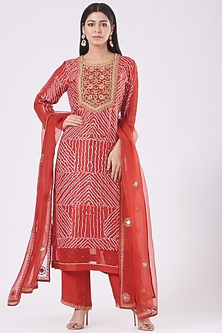 Red Embroidered Bandhani Kurta Set by Pooja singhal
