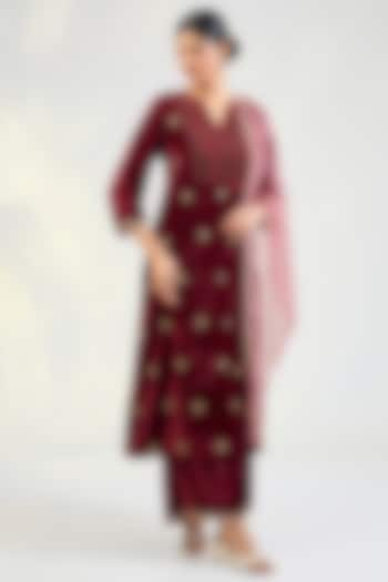 Maroon Velvet Mirror Hand Embellished Kurta Set by Pouli Pret at Pernia's Pop Up Shop