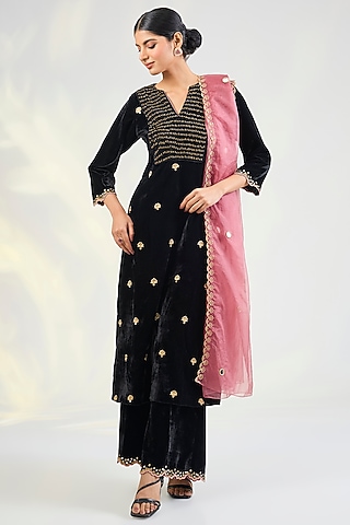 Black Velvet Mirror Hand Embellished Kurta Set by POULI