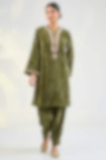 Green Velvet Mirror Embroidered Crushed Short Kurta Set by Pouli Pret at Pernia's Pop Up Shop