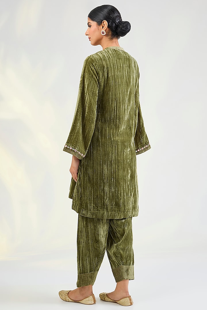 Green Velvet Mirror Embroidered Crushed Short Kurta Set by POULI at Pernia's Pop Up Shop