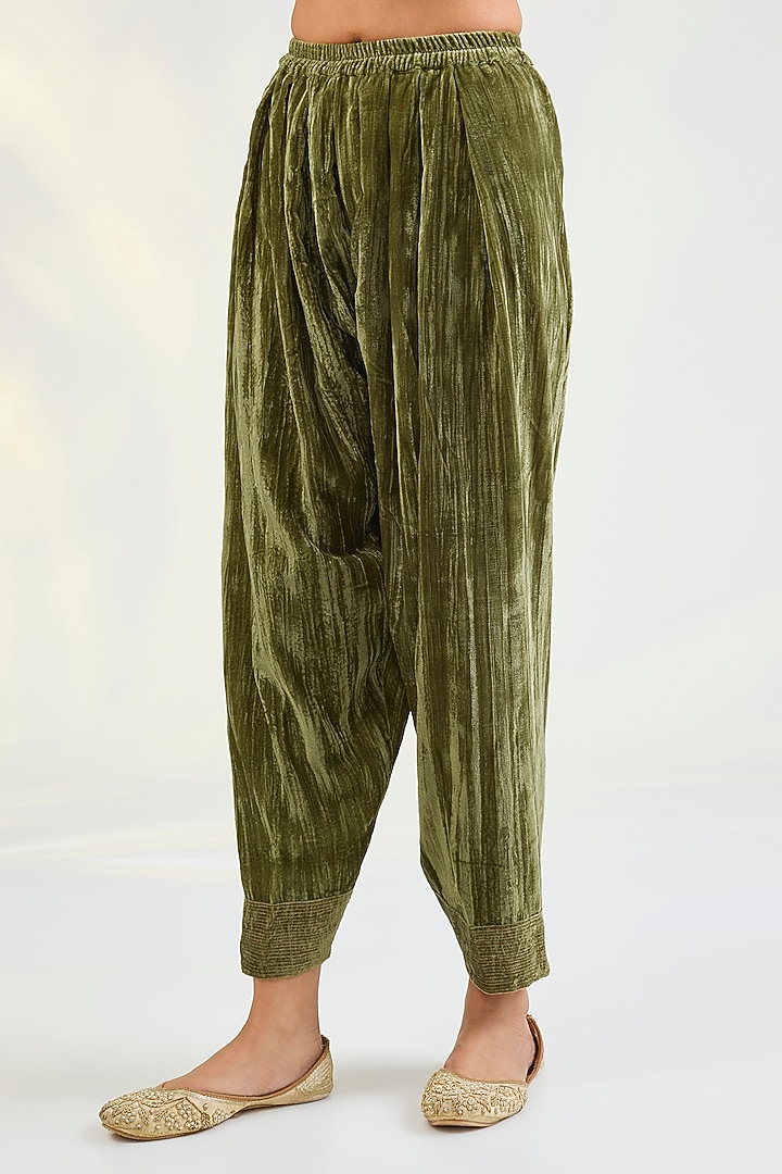 Green Velvet Mirror Embroidered Crushed Short Kurta Set by POULI at Pernia's Pop Up Shop