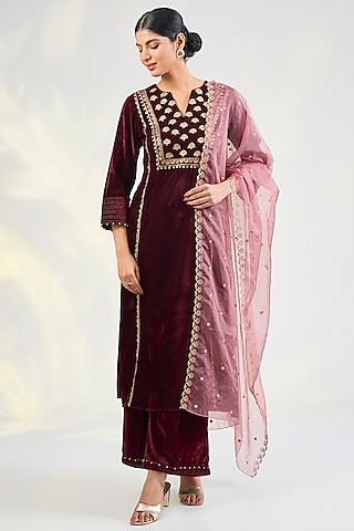 Maroon Velvet Mirror Embroidered Kurta Set by POULI