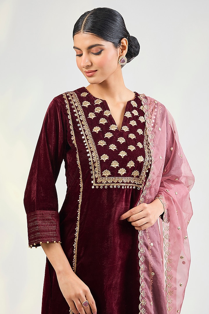 Maroon Velvet Mirror Embroidered Kurta Set by POULI at Pernia's Pop Up Shop