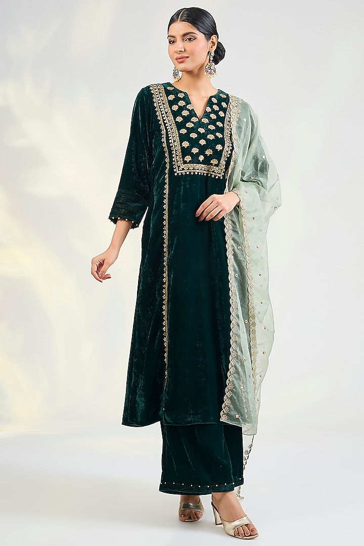 Emerald Green Velvet Mirror Embroidered Kurta Set by Pouli Pret at Pernia's Pop Up Shop