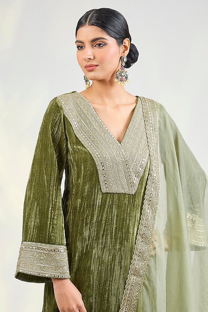 Green Velvet Mirror & Sequins Embroidered Crushed Kurta Set by POULI at Pernia's Pop Up Shop