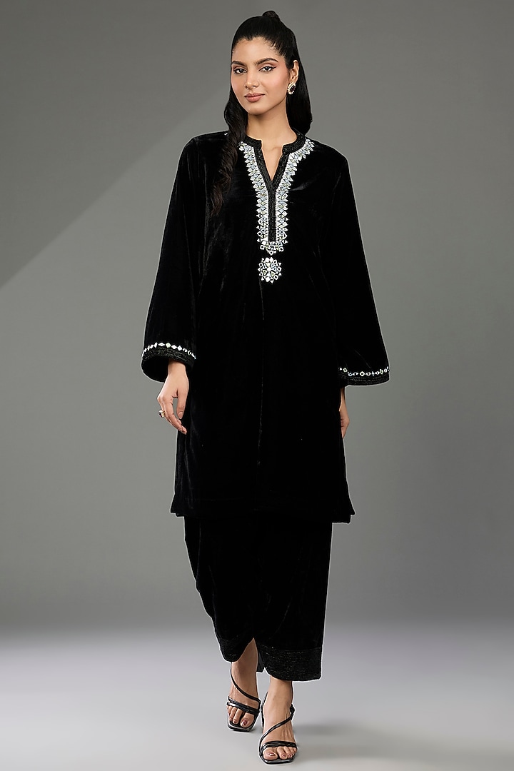 Black Velvet Mirror Embellished Kurta Set by Pouli Pret at Pernia's Pop Up Shop