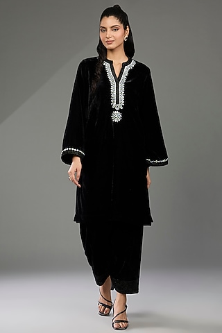 Black Velvet Mirror Embellished Kurta Set by POULI