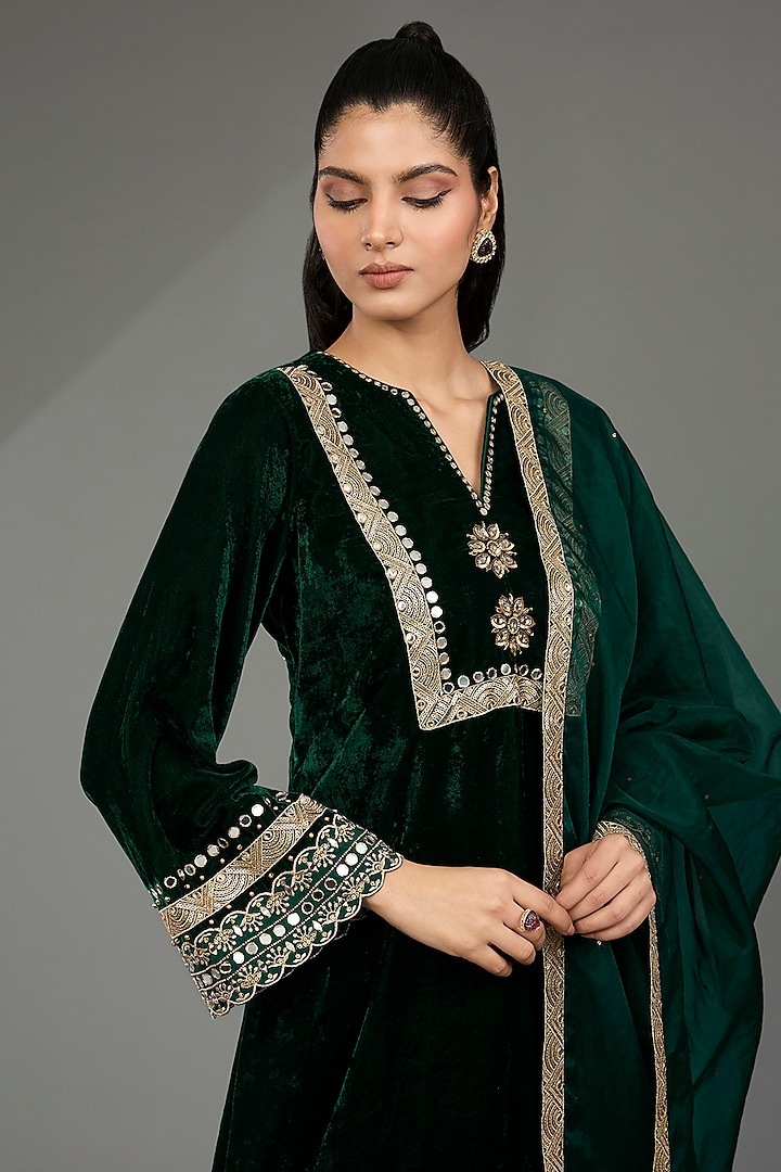 Emerald Green Velvet Hand & Machine Embroidered Kurta Set by POULI at Pernia's Pop Up Shop