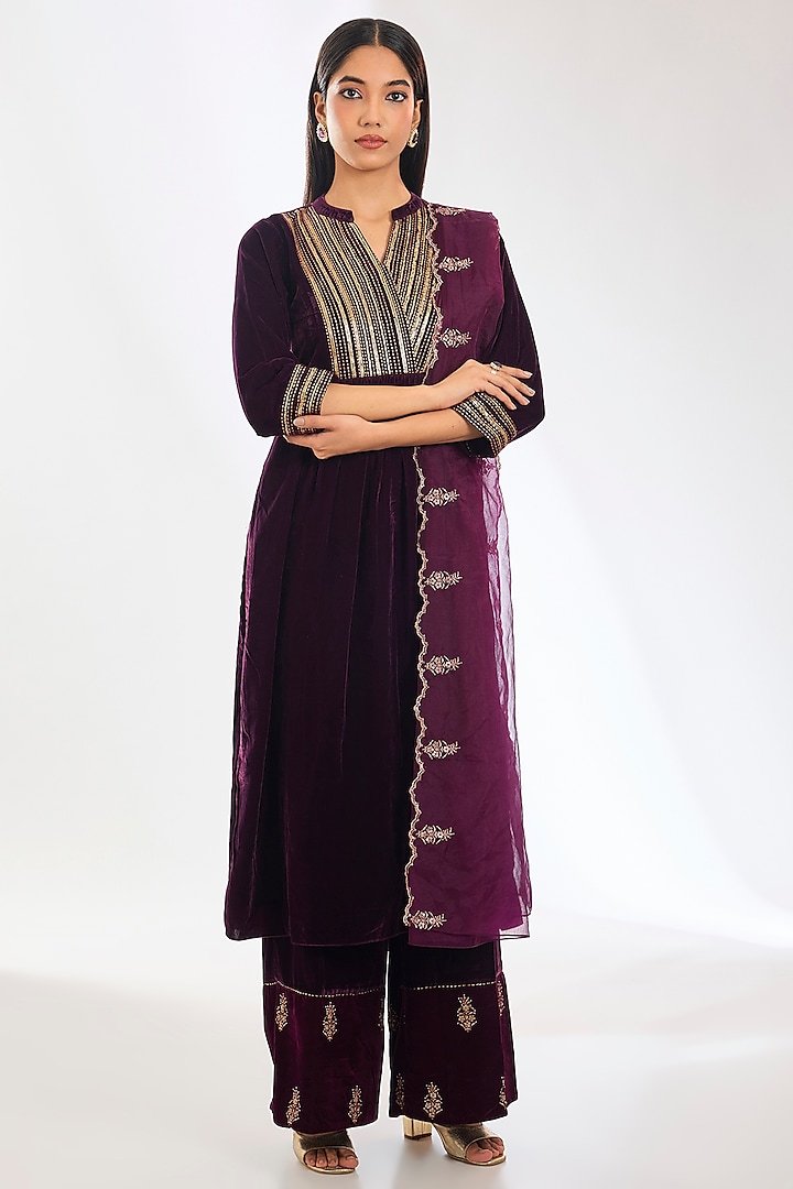 Plum Velvet Zari & Sequins Embroidered Kurta Set by Pouli Pret at Pernia's Pop Up Shop