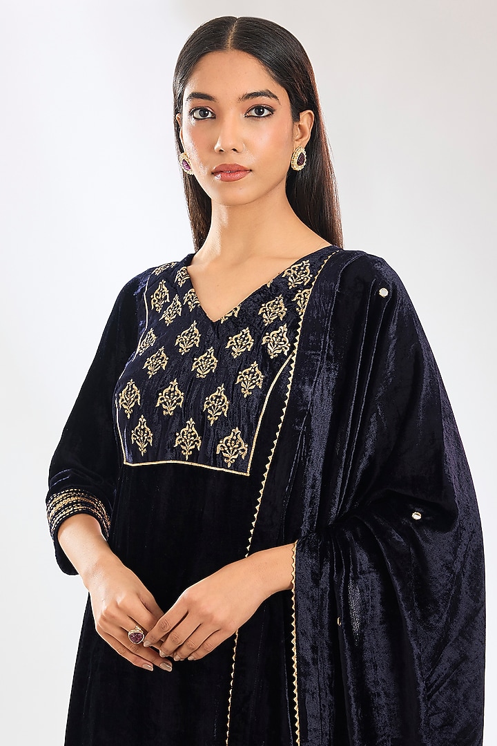 Navy Blue Velvet Hand Embroidered Kurta Set by POULI at Pernia's Pop Up Shop