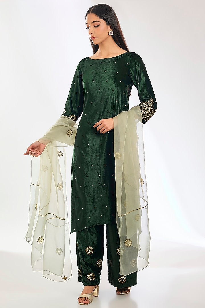 Emerald Green Velvet Zari Hand Embroidered Kurta Set by Pouli Pret at Pernia's Pop Up Shop