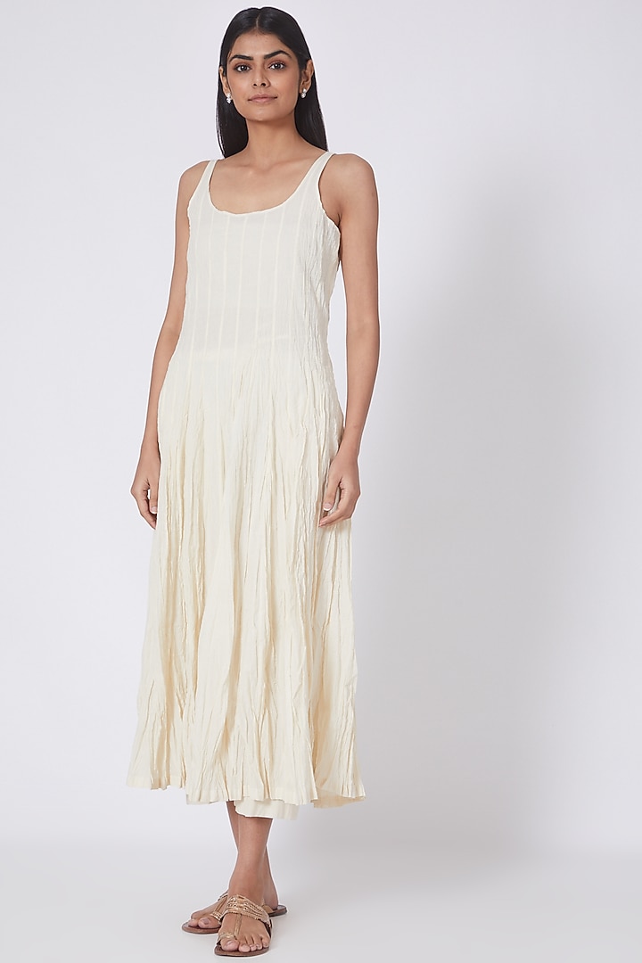 Peach Aari Embroidered Kurta Set by Prama by Pratima Pandey at Pernia's Pop Up Shop