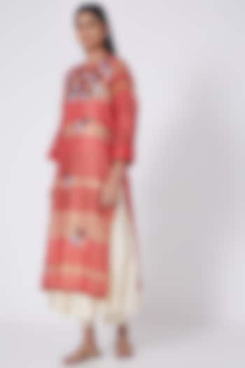 Red & Gold Floral Embroidered Kurta Set by Prama by Pratima Pandey