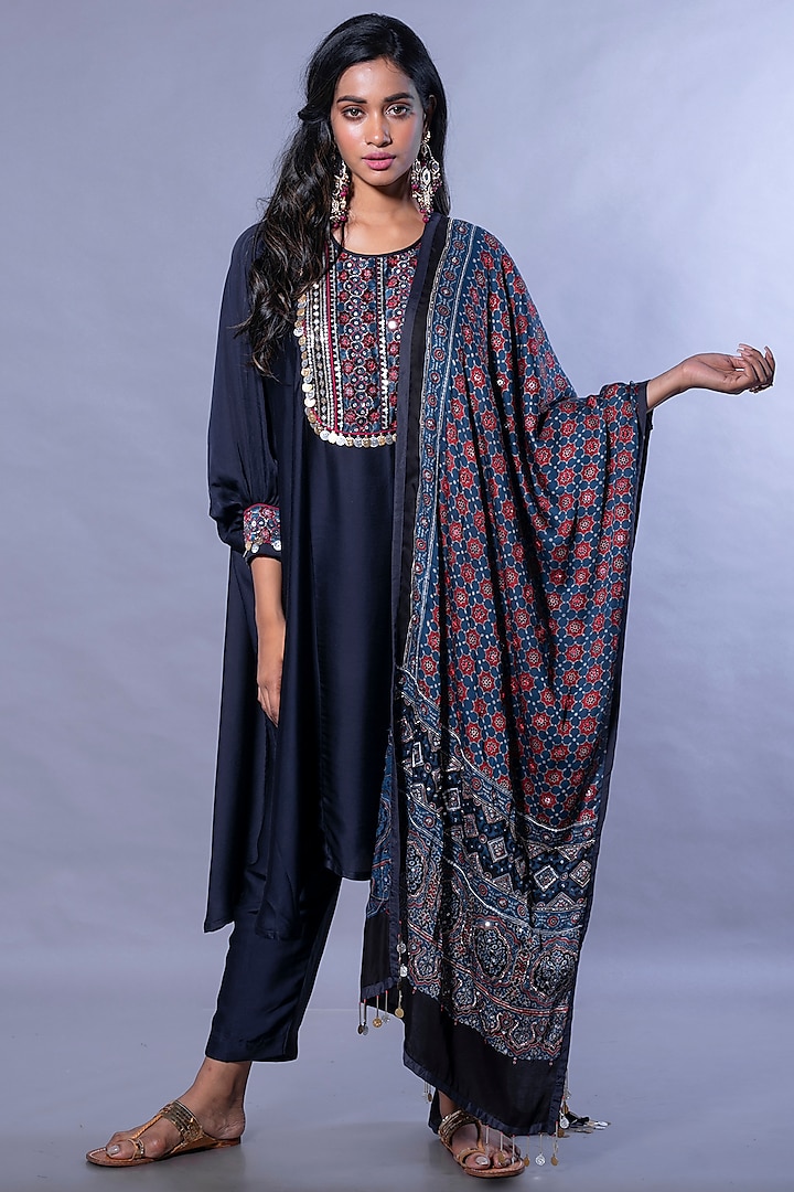 Midnight Blue Hand Embroidered Kurta Set by Prahnaaya at Pernia's Pop Up Shop