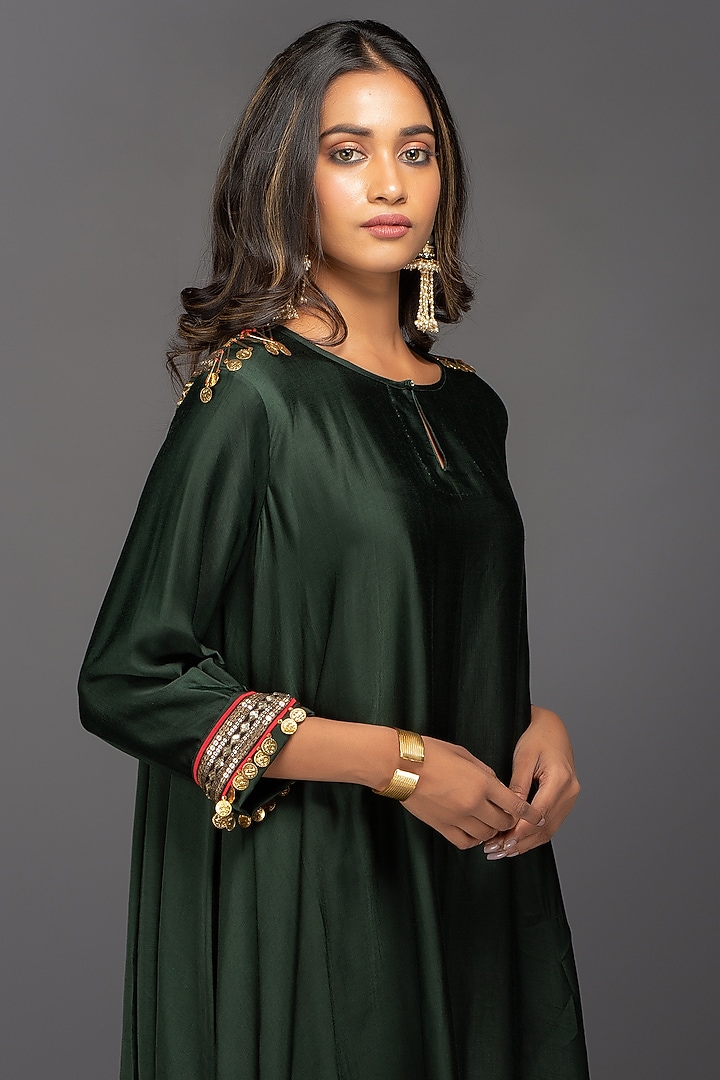 Forest Green Hand Embroidered Asymmetrical Kurta Set by Prahnaaya at Pernia's Pop Up Shop