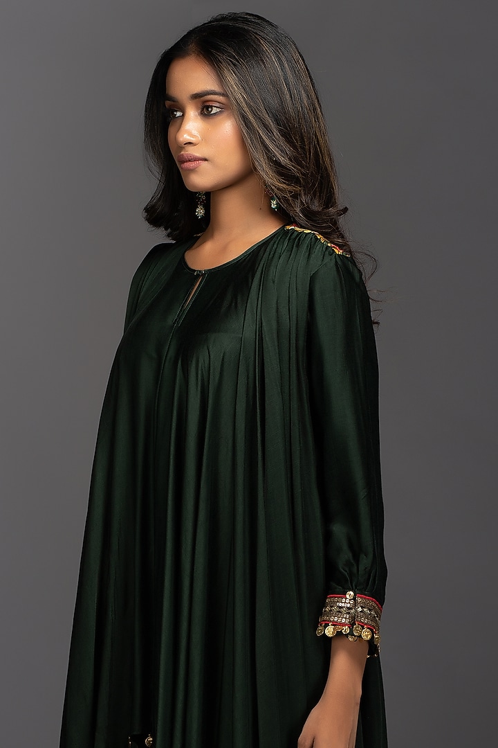 Forest Green Hand Embroidered High-Low Kurta Set by Prahnaaya at Pernia's Pop Up Shop