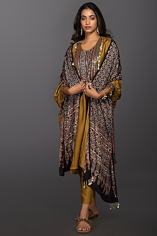 Mustard Hand Embroidered Kurta Set by Prahnaaya