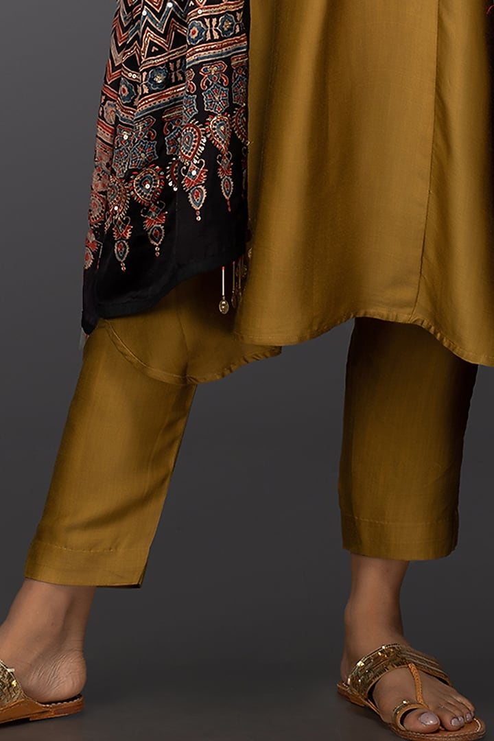 Mustard Hand Embroidered Kurta Set by Prahnaaya at Pernia's Pop Up Shop