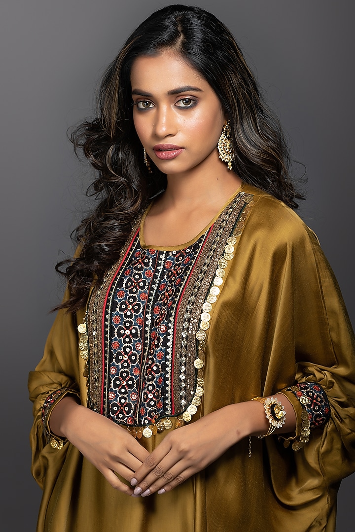 Mustard Hand Embroidered Kurta Set by Prahnaaya at Pernia's Pop Up Shop