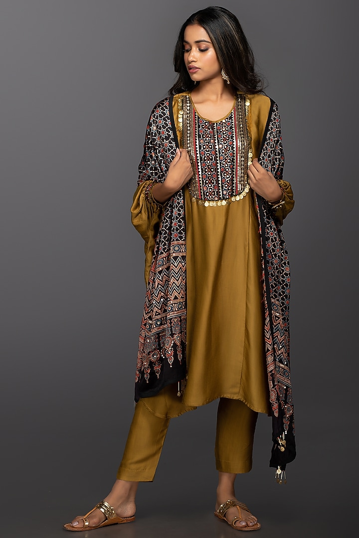 Mustard Hand Embroidered Kurta Set by Prahnaaya at Pernia's Pop Up Shop
