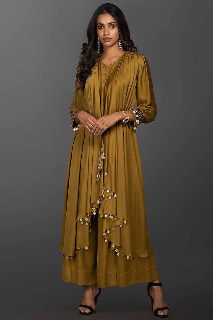 Mustard Hand Embroidered High-Low Kurta Set by Prahnaaya at Pernia's Pop Up Shop