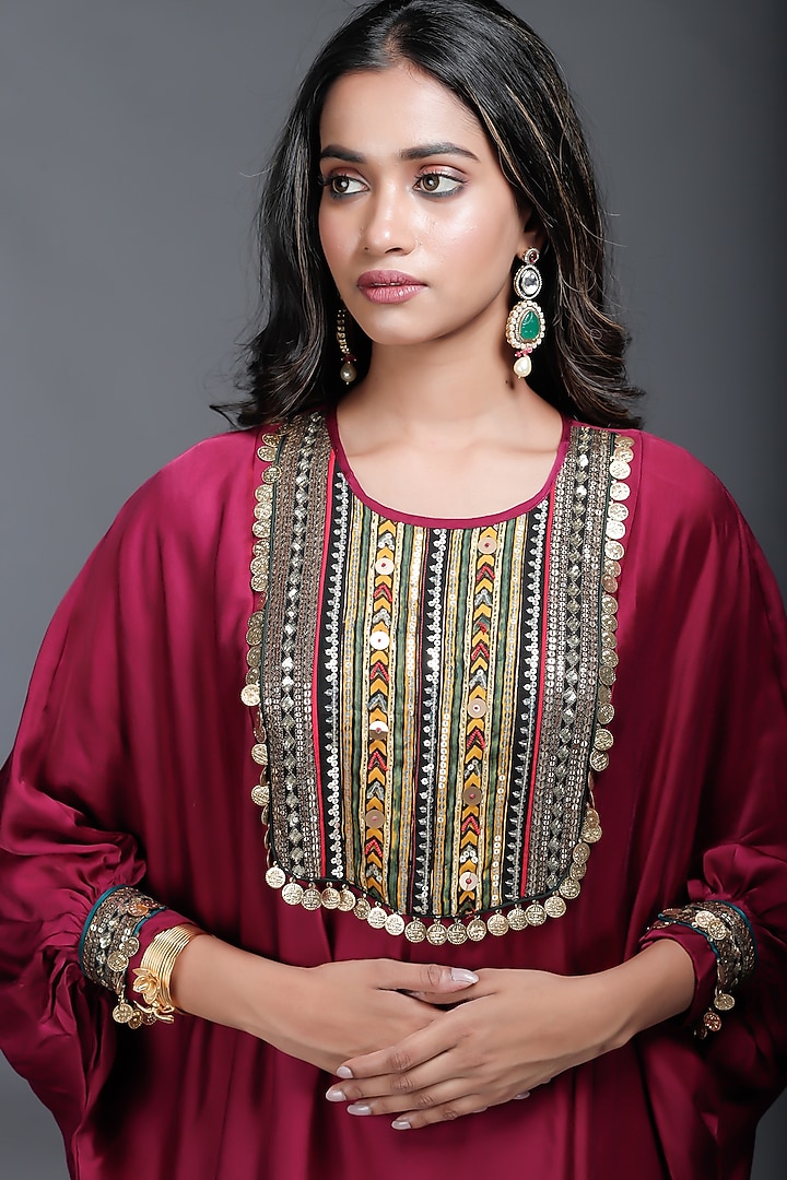 Royal Magenta Hand Embroidered Anti-Fit Kurta Set by Prahnaaya at Pernia's Pop Up Shop