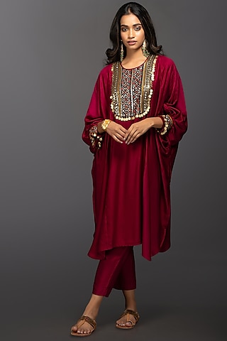 Magenta Hand Embroidered Anti-Fit Kurta Set by Prahnaaya