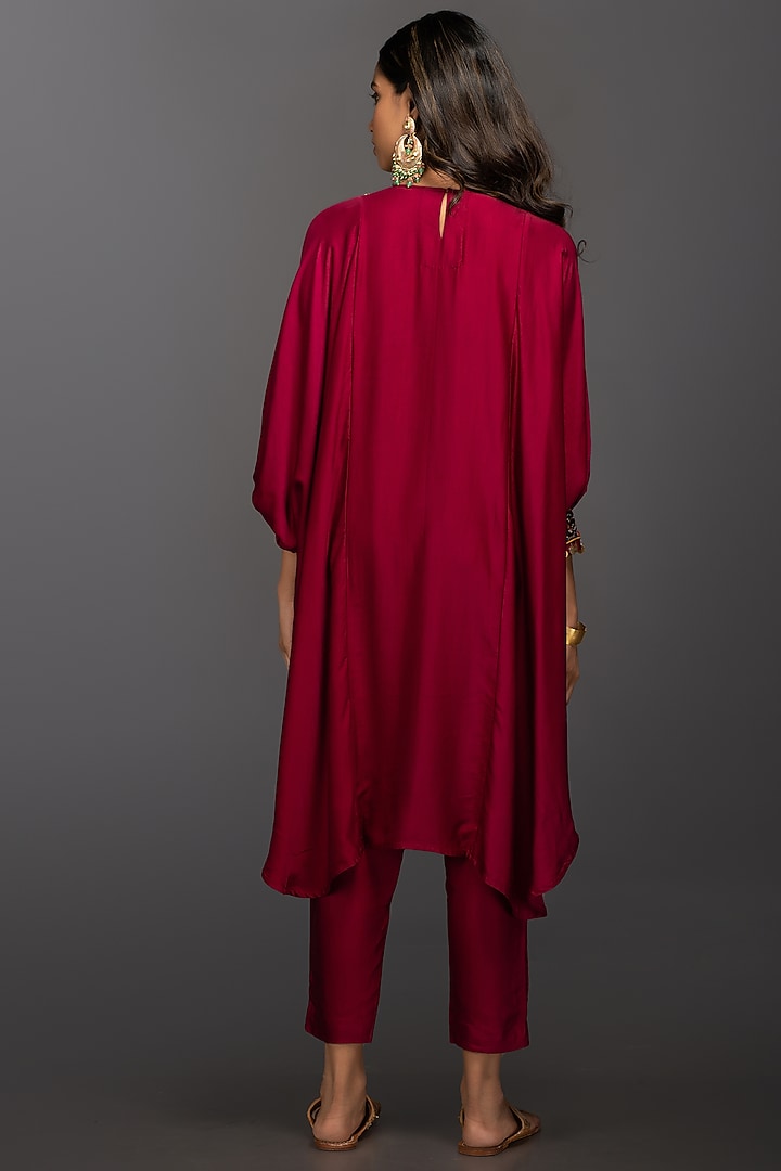 Magenta Hand Embroidered Anti-Fit Kurta Set by Prahnaaya at Pernia's Pop Up Shop