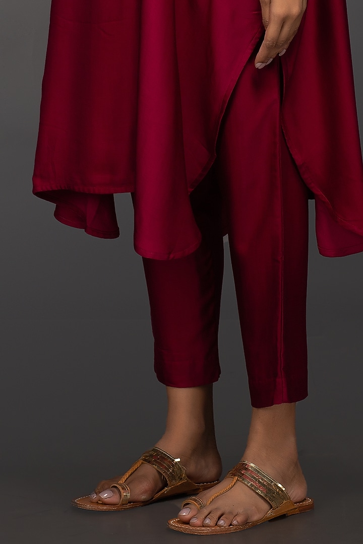Magenta Hand Embroidered Anti-Fit Kurta Set by Prahnaaya at Pernia's Pop Up Shop