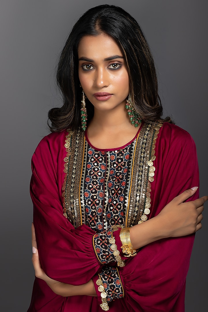 Magenta Hand Embroidered Anti-Fit Kurta Set by Prahnaaya at Pernia's Pop Up Shop