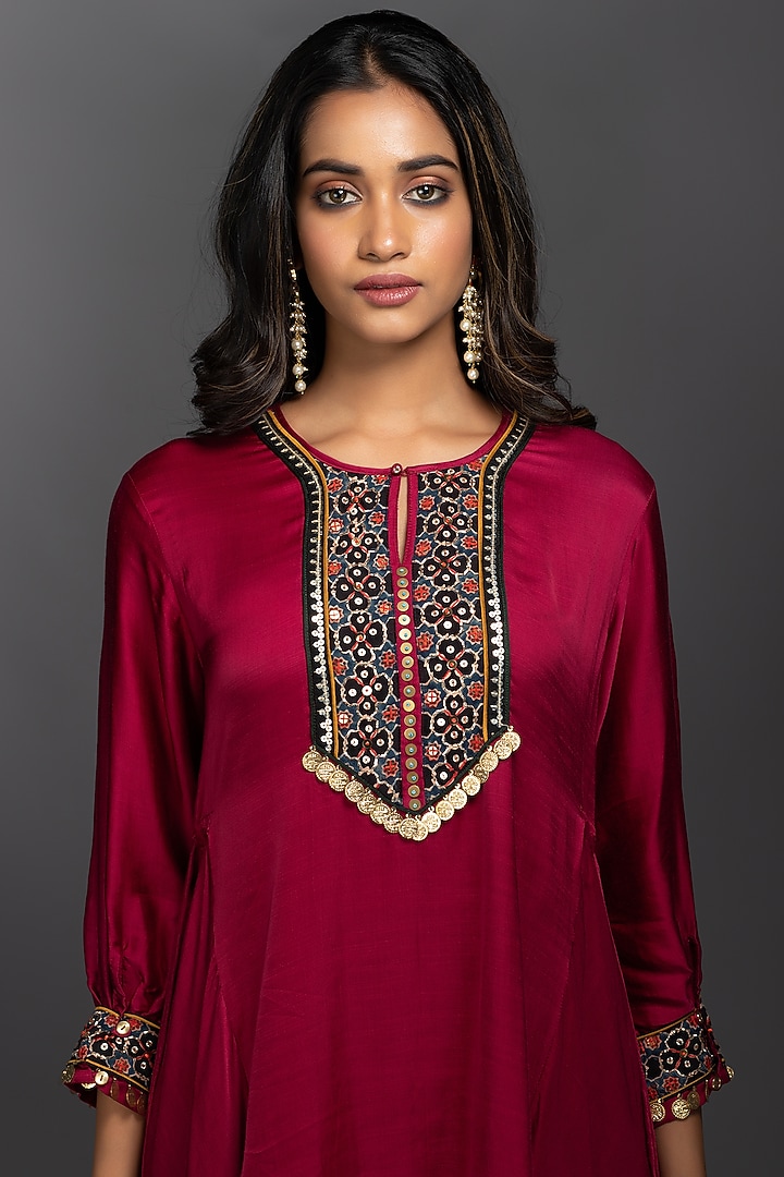 Magenta Hand Embroidered Tunic Set by Prahnaaya at Pernia's Pop Up Shop