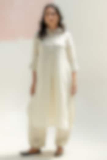 White Pure Linen Thread Work Kurta Set by Prahnaaya at Pernia's Pop Up Shop