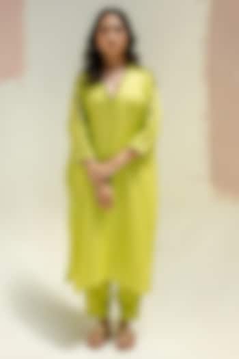 Sublime Neon Pure Linen Hand Embroidered Kurta Set by Prahnaaya at Pernia's Pop Up Shop