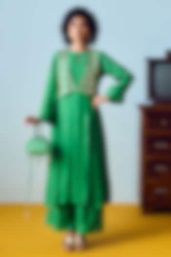 Green Crepe Silk Embroidered Jacket Kurta Set by Prahnaaya at Pernia's Pop Up Shop