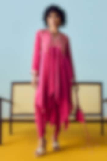 Pink Crepe Silk Embroidered Kurta Set by Prahnaaya at Pernia's Pop Up Shop