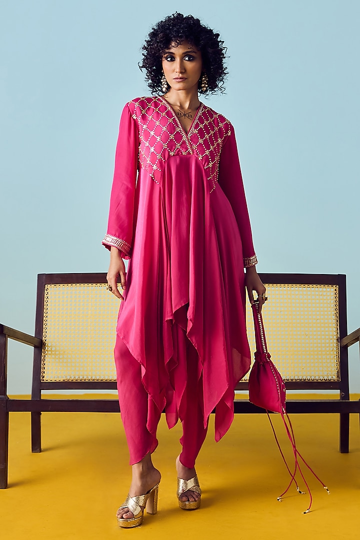 Pink Crepe Silk Embroidered Kurta Set by Prahnaaya at Pernia's Pop Up Shop