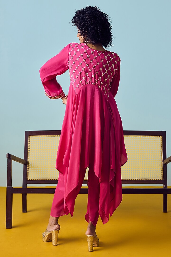 Pink Crepe Silk Embroidered Kurta Set by Prahnaaya at Pernia's Pop Up Shop